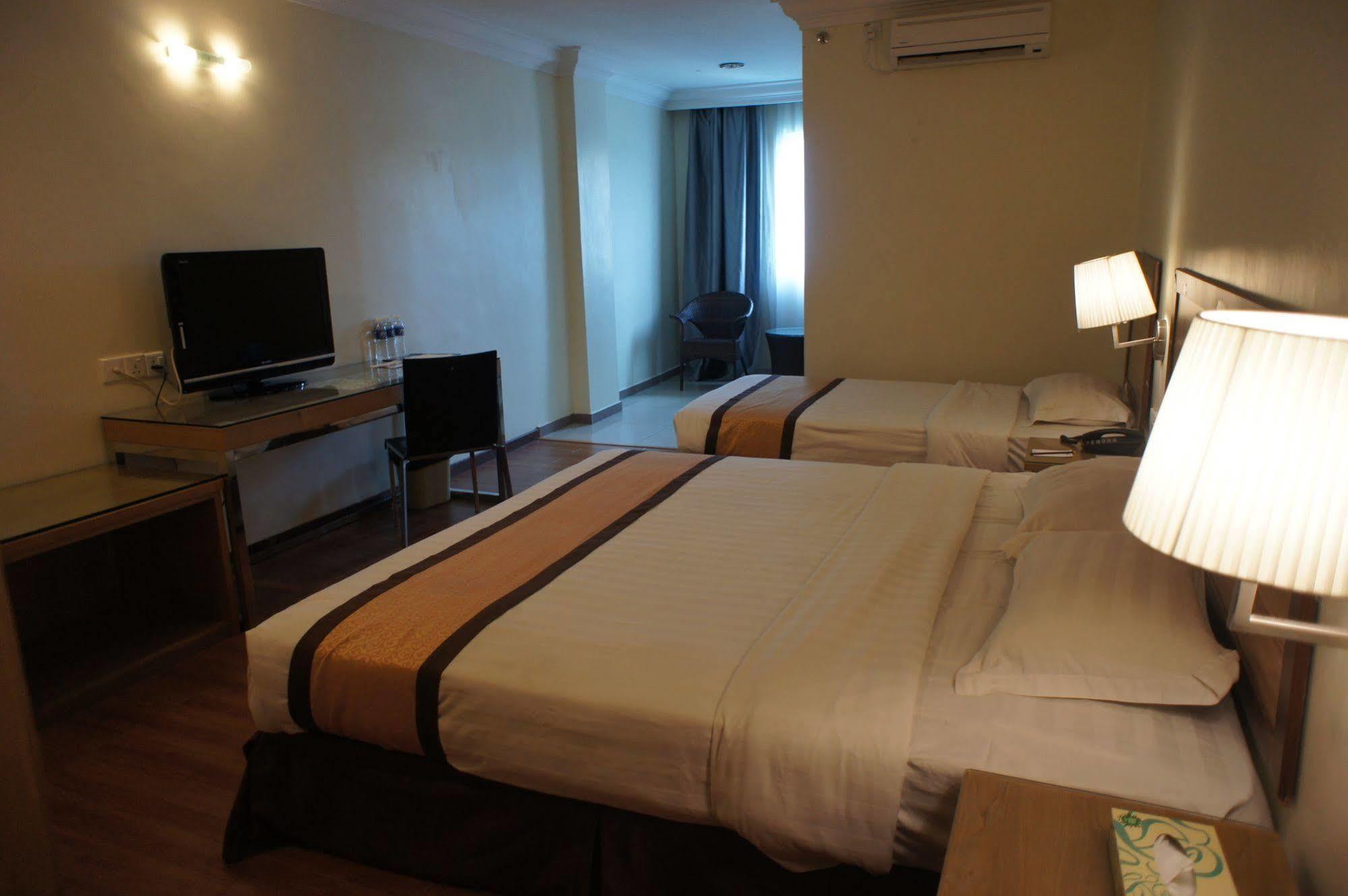 Tyng Garden Hotel Sandakan Exterior foto